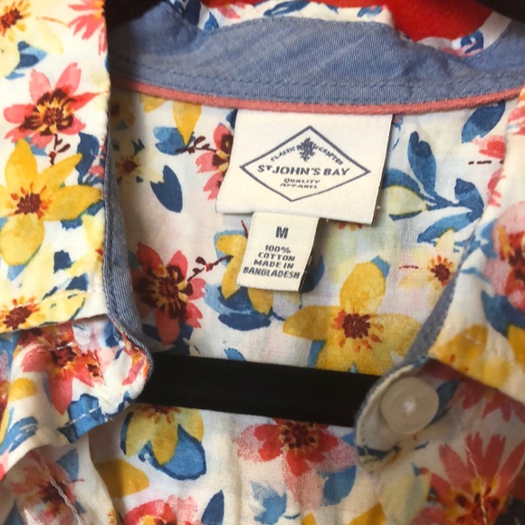 #134 💐NWT Clasic Floral St John’s Bay Button Down💐 - Picture 3 of 17